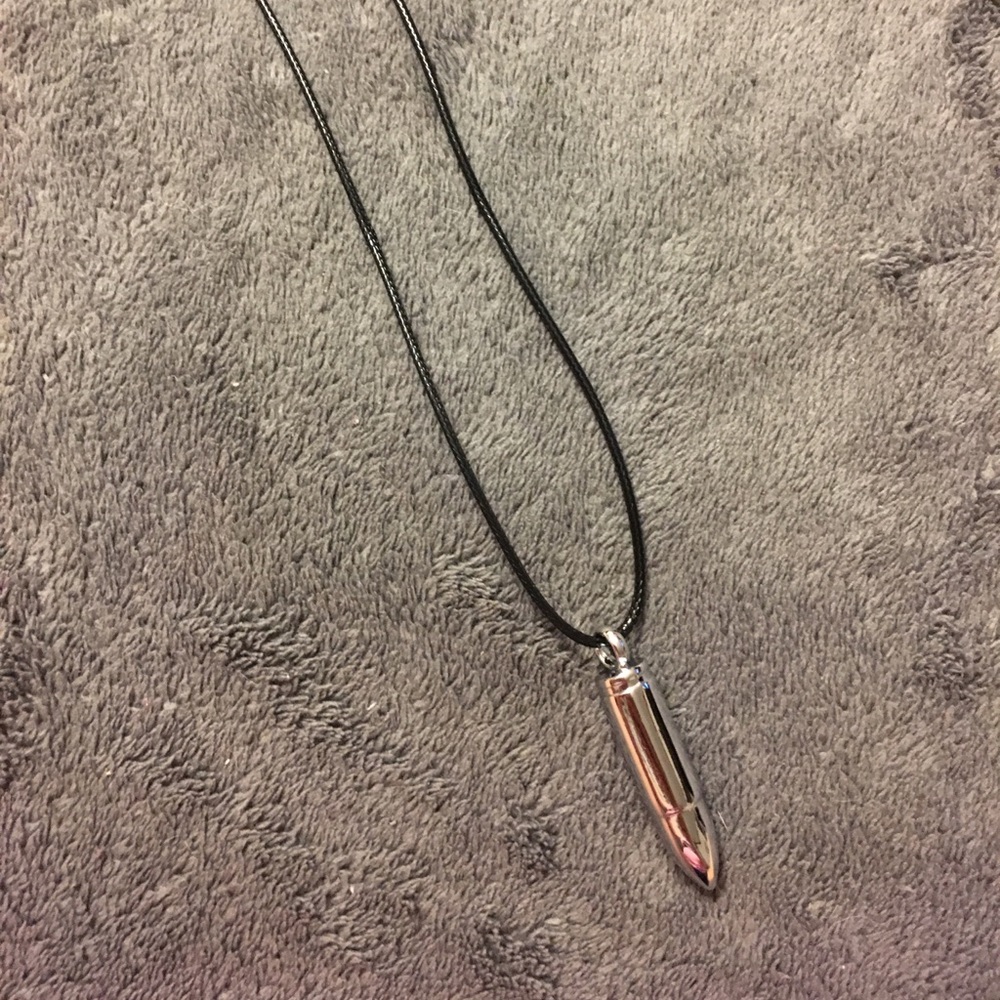 NWT 18" bullet necklace