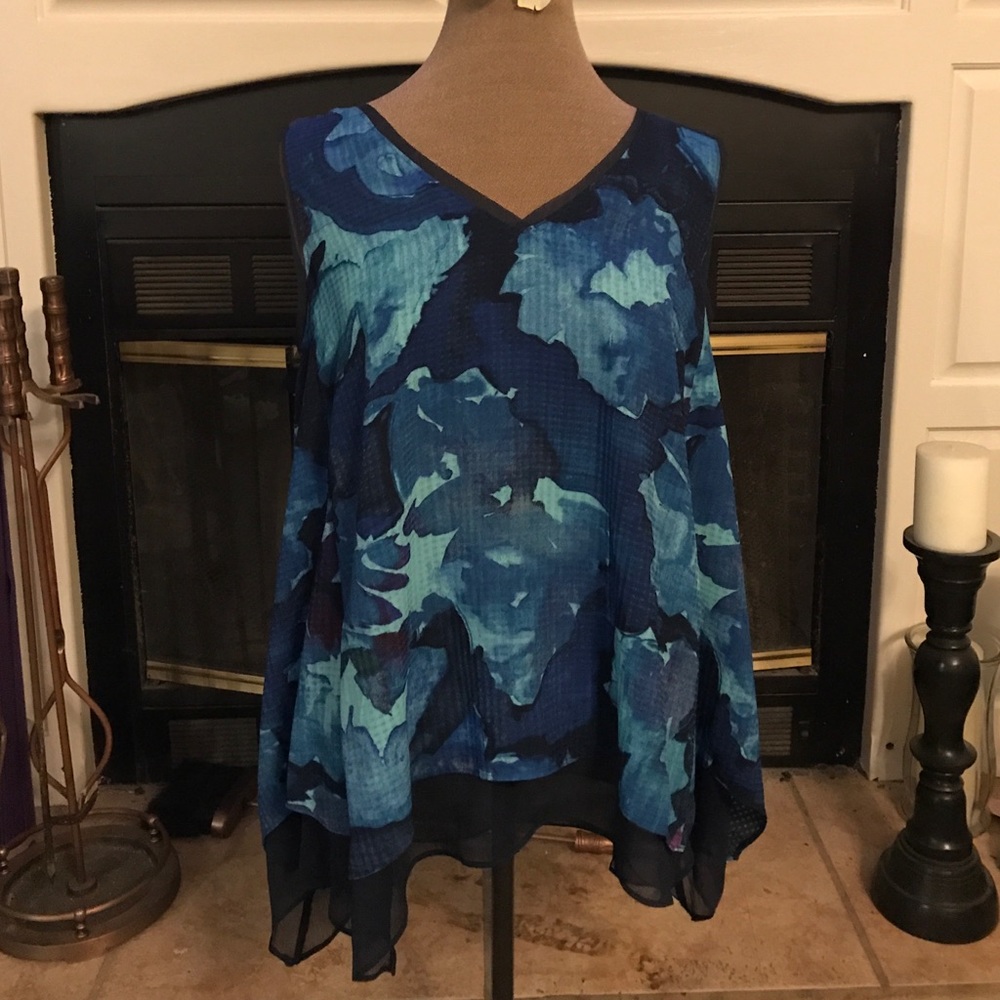 Vera wang size large blue floral blouse