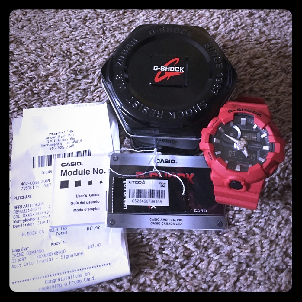 Men G-shock. Never been use, from Macy's.