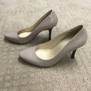 Nude pumps