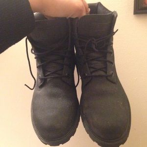 Boys Black timberlands in size 6 US