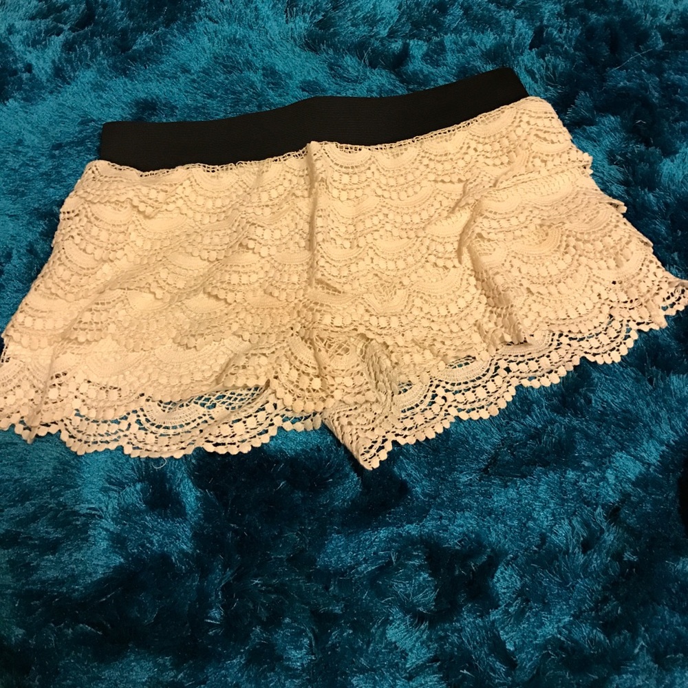 Lace cream shorts