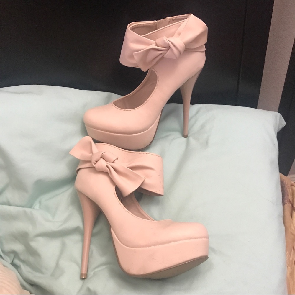 Nude bow pumps/heels