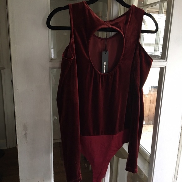 Red velvet cold shoulder bodysuit leo open back - Picture 4 of 5