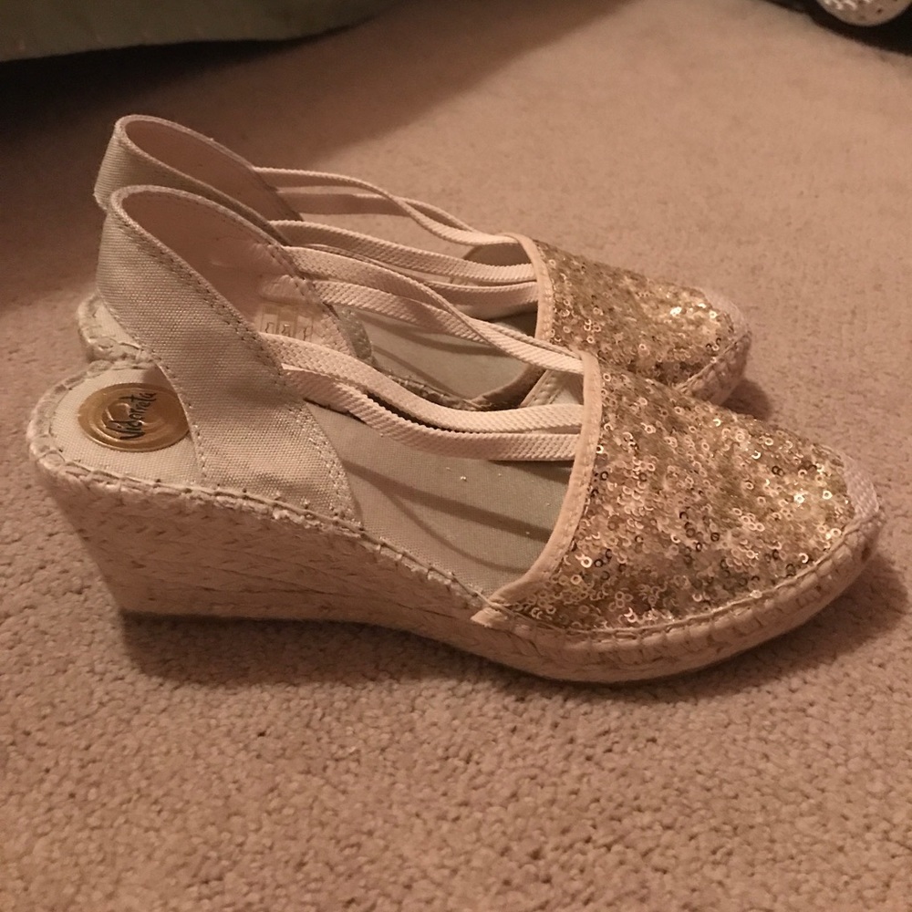 🚫SOLD🚫 GOLD GLITTER HEELS