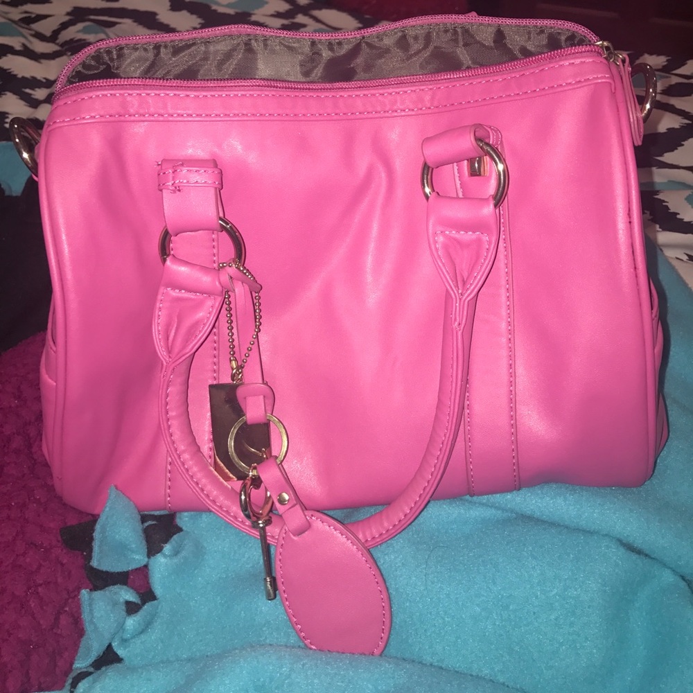 Decent size purse, plenty of space