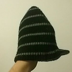 Black and grey brimmed beanie.