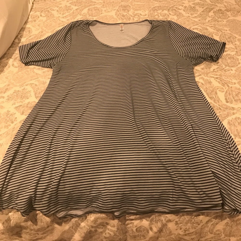 Lularoe stripped perfect tee!