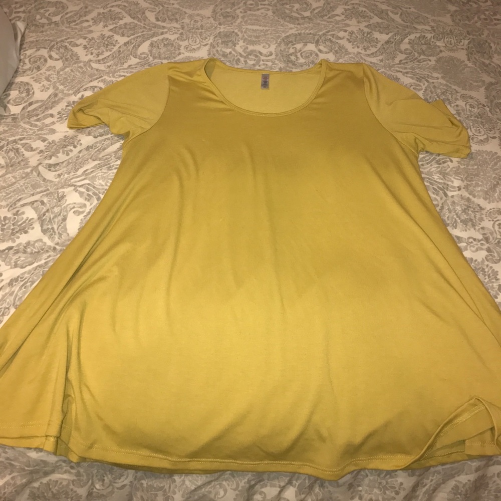 Lularoe perfect tee.