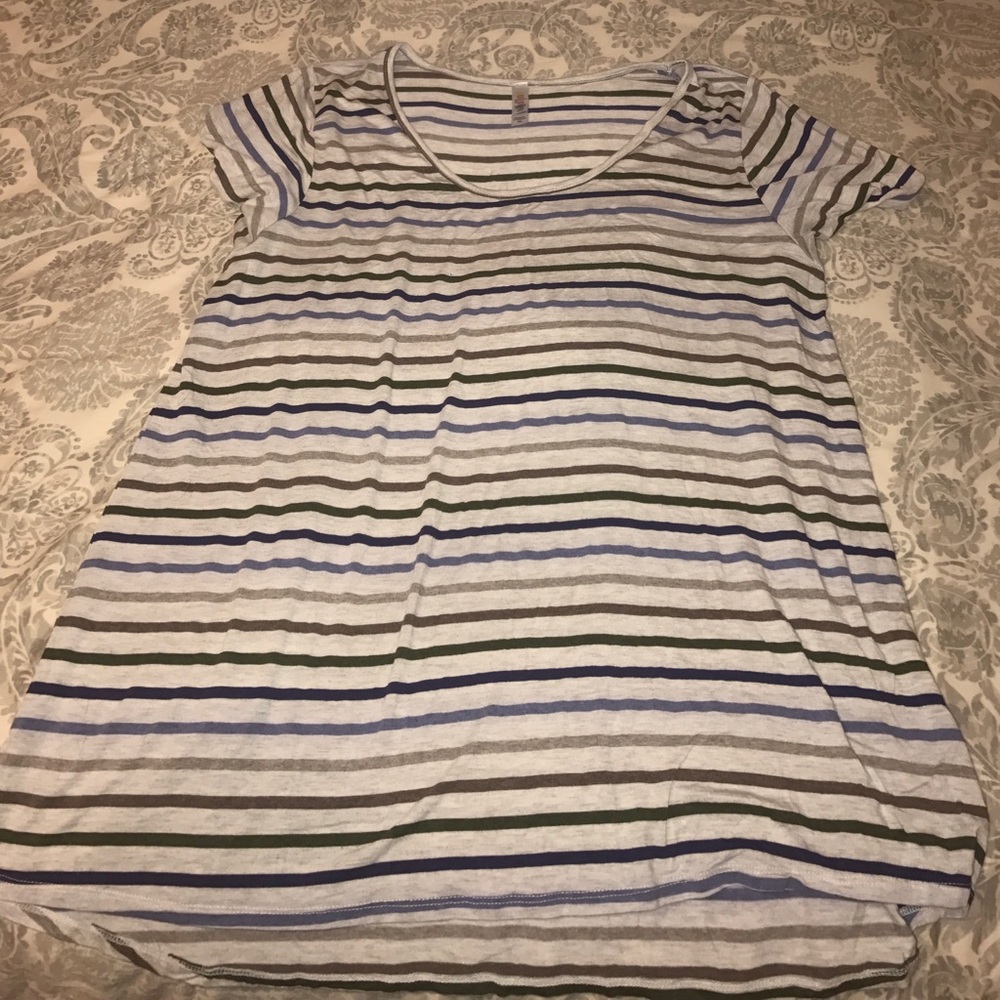 Lularoe classic tee.