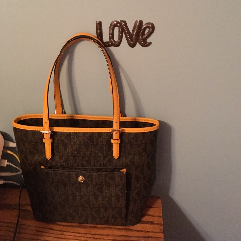 Michael Kors Signature Jet Set Medium Tote