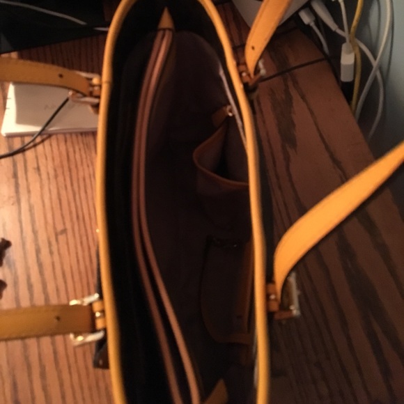 Michael Kors Signature Jet Set Medium Tote - Picture 2 of 3