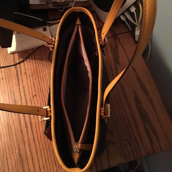 Michael Kors Signature Jet Set Medium Tote - Picture 3 of 3