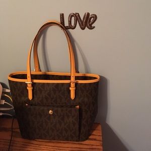 Michael Kors Signature Jet Set Medium Tote