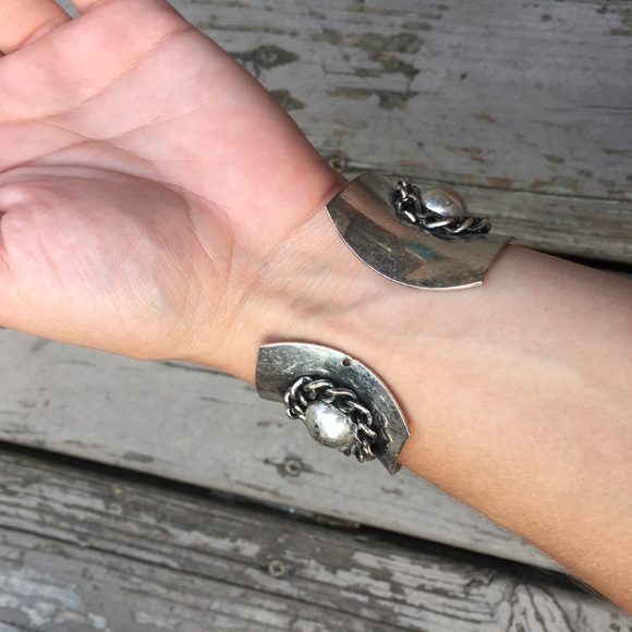 {Vintage} Cuff Bracelet - Picture 6 of 6