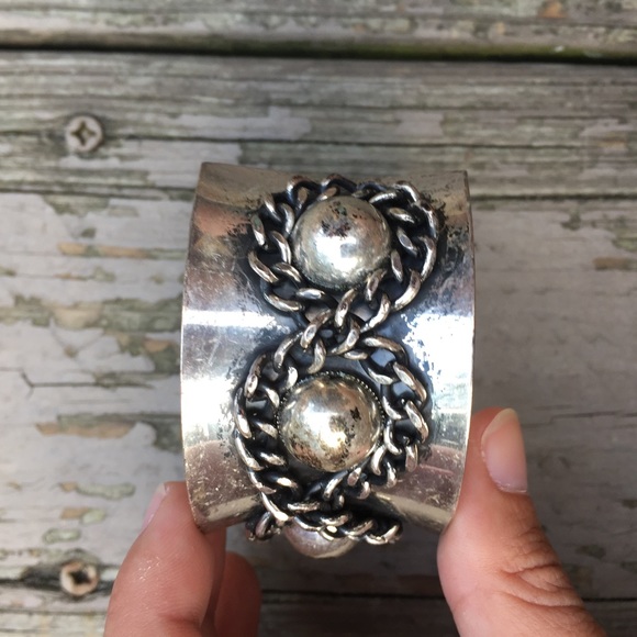 {Vintage} Cuff Bracelet - Picture 4 of 6