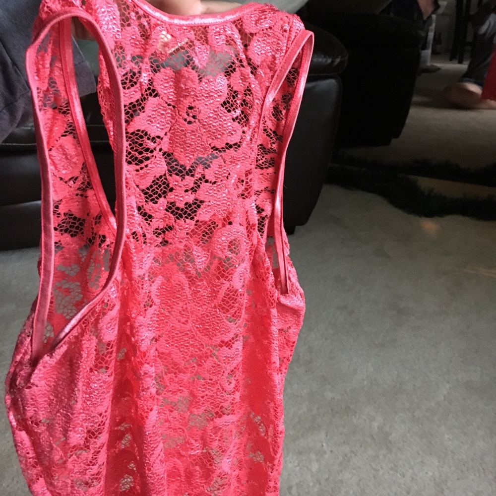 Buckle | Coral lace tank top