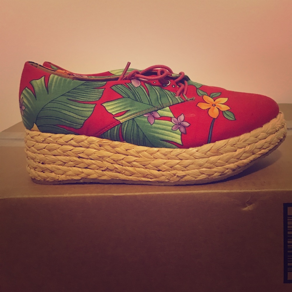 Hawaiian Print Shoes! 🌺