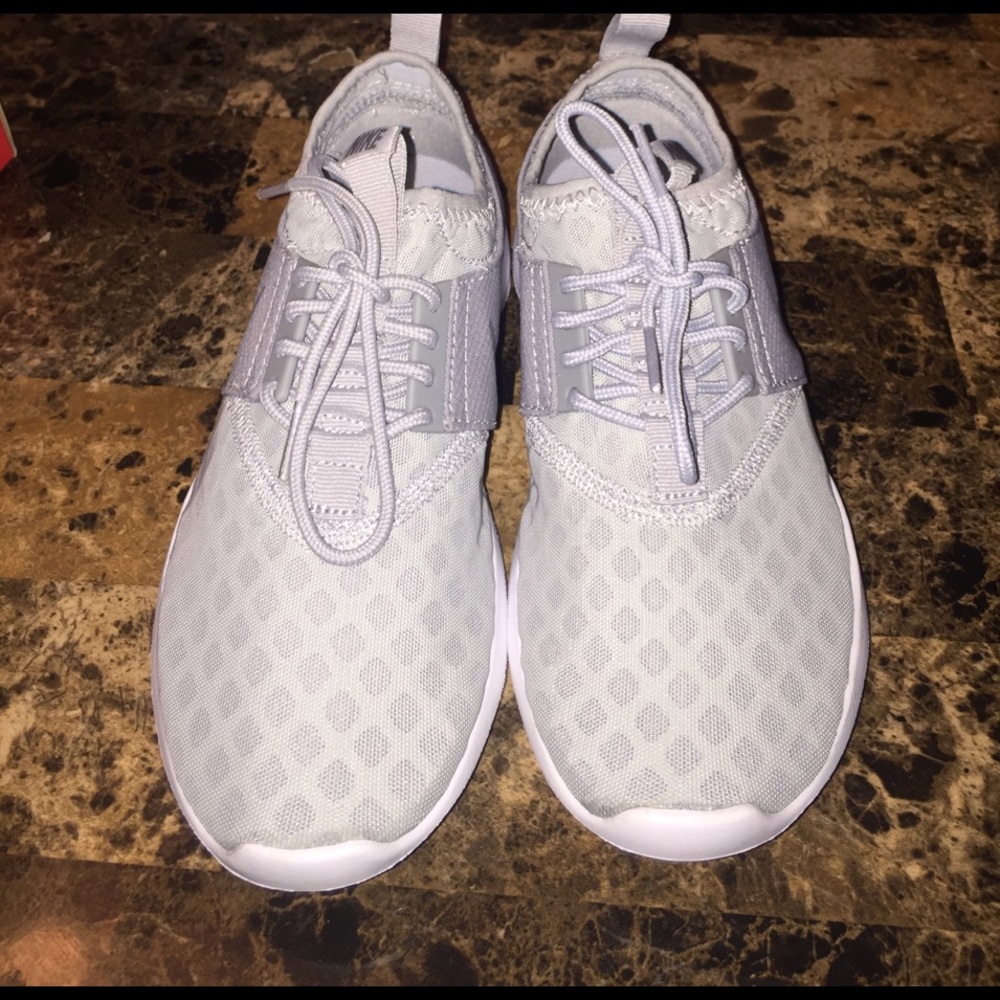NEVER WORN!! Women's Nike juvenate