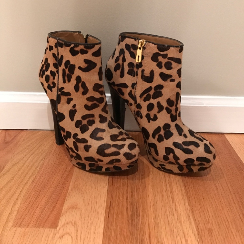 Zara Woman leopard calf fur zip up booties.