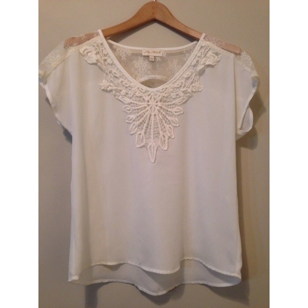 ❌SOLD❌ White Embroidered Blouse ❌SOLD❌