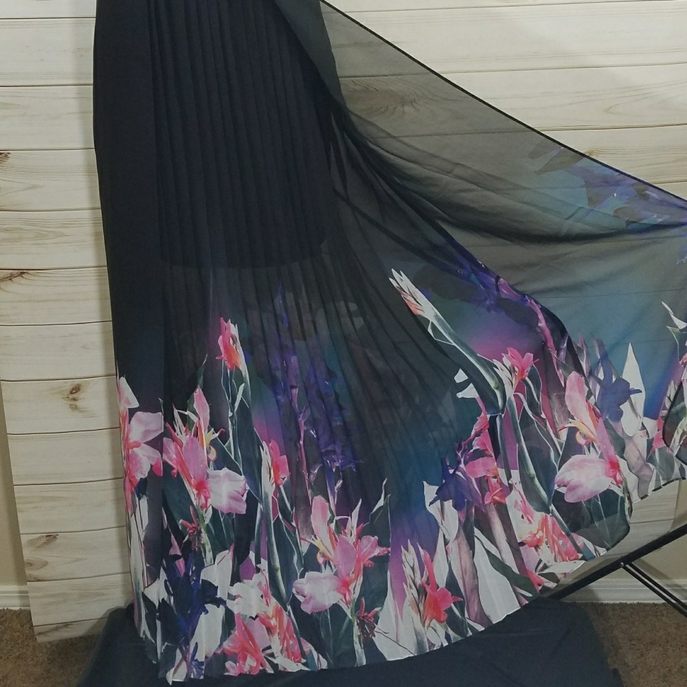 Sale!💗Bebe Flowing Floral Pleated Maxi Skirt - Picture 2 of 6