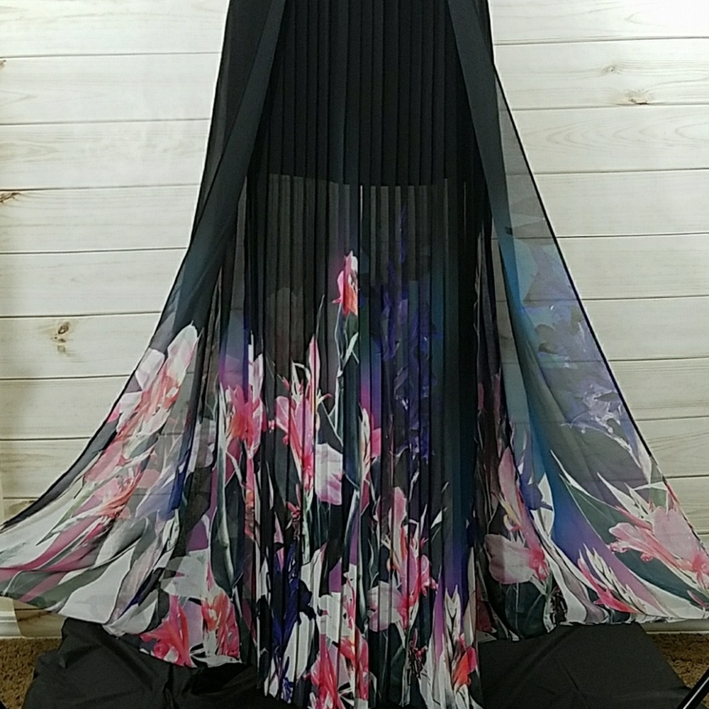 Sale!💗Bebe Flowing Floral Pleated Maxi Skirt - Picture 4 of 6