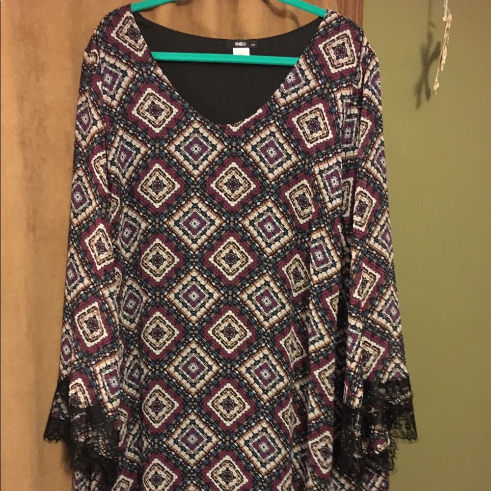 Patterned dress with lace detailed sleeve