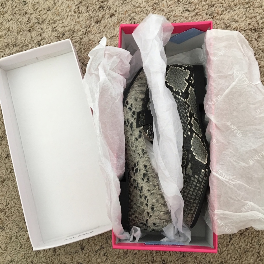 ❌SOLD❌ Shay Faux Snake Pointed Loafers ❌SOLD❌ - Picture 7 of 8