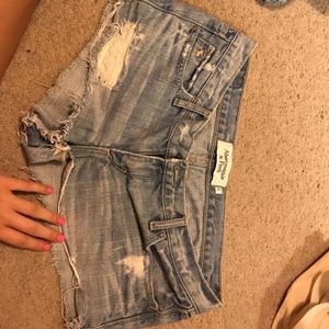Abecrombie & Fitch light wash, low rise shorts 😼
