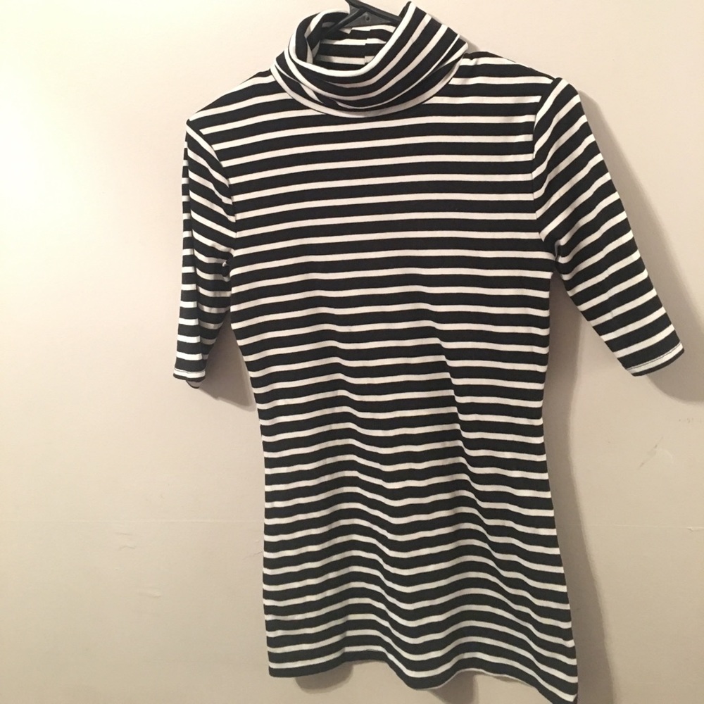 3/4 sleeve striped turtleneck top