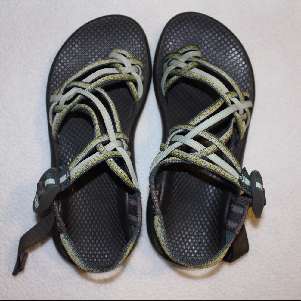 Size 6 gently used 3 strapped Chacos