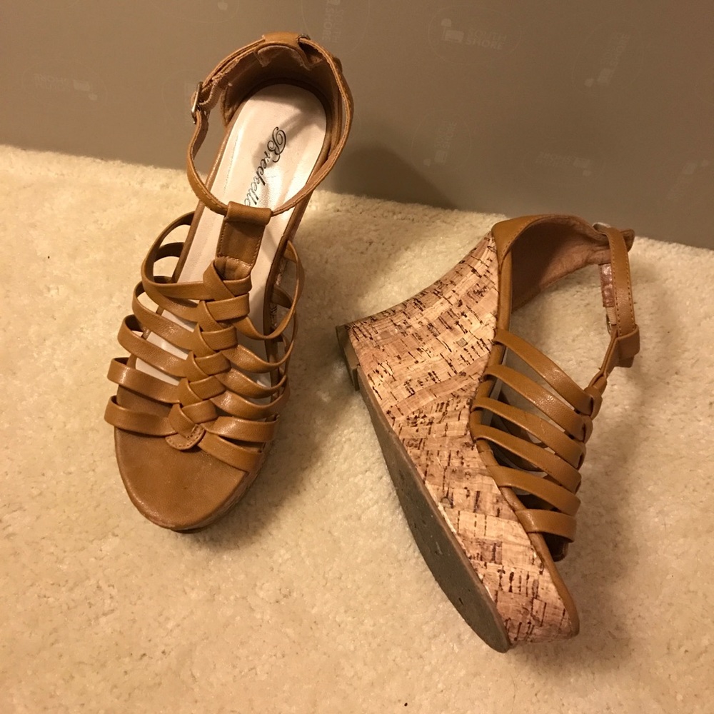 ✨SALE✨ Tan Wedges