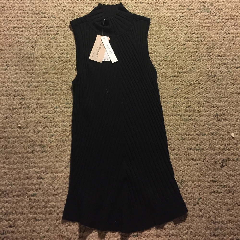 Sleeveless turtleneck top