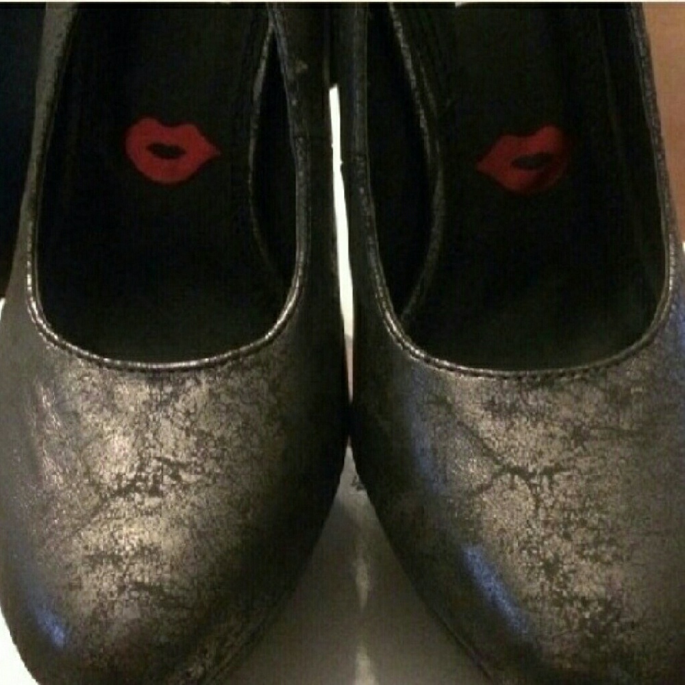 Red Kiss distressed heel