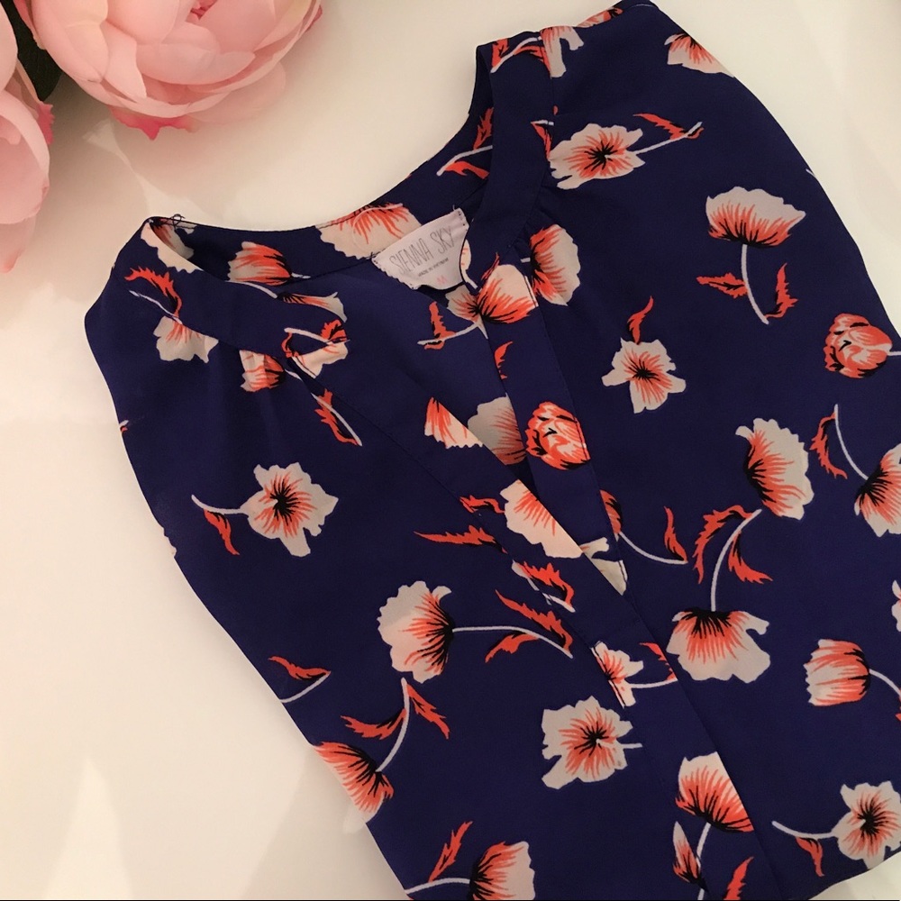 💄 Floral Blouse