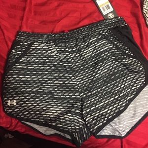 Under armour shorts with pockets!!