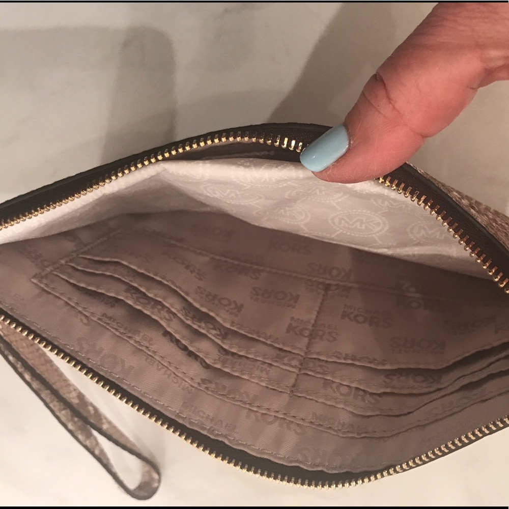 🚫SOLD🚫Michael Kors Saffiano StudZip Wristlet - Picture 3 of 6