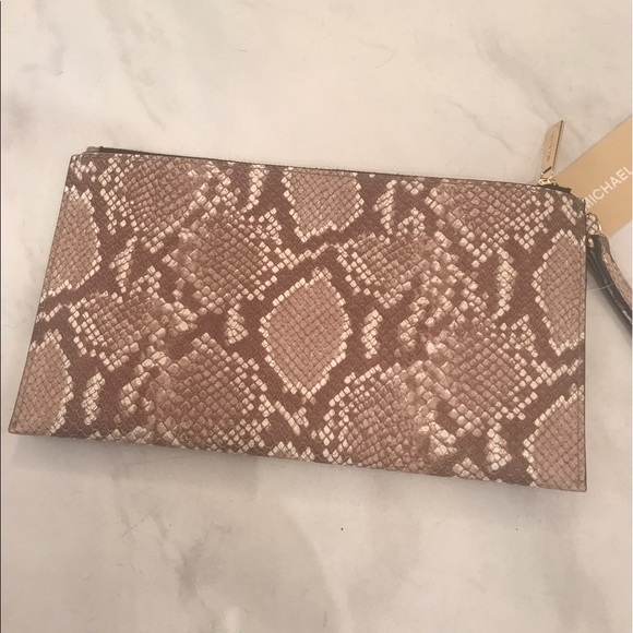 🚫SOLD🚫Michael Kors Saffiano StudZip Wristlet - Picture 2 of 6