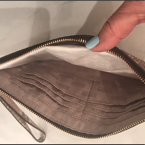 🚫SOLD🚫Michael Kors Saffiano StudZip Wristlet - Picture 3 of 6