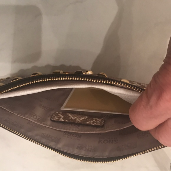 🚫SOLD🚫Michael Kors Saffiano StudZip Wristlet - Picture 4 of 6