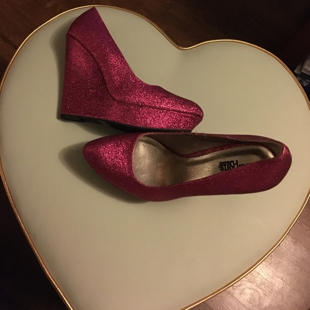 Fuschia glittery wedges