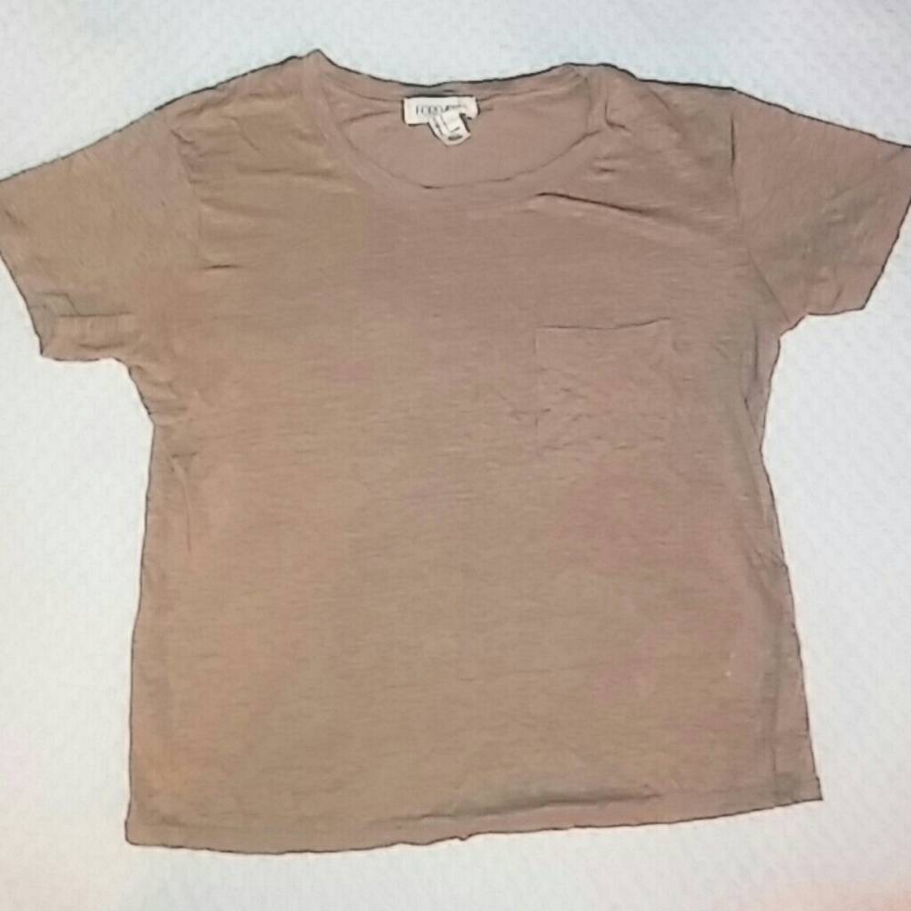 Cute short shirt w/ pocket!