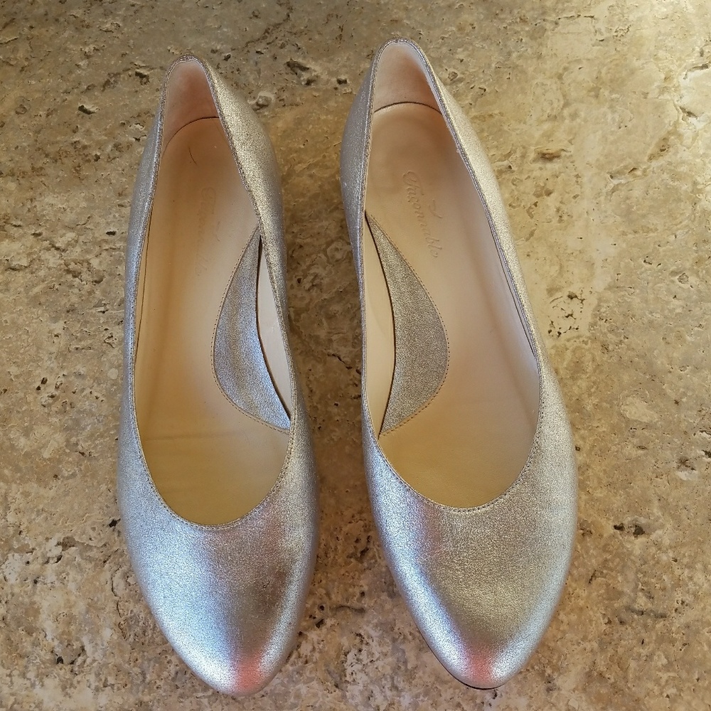 Facconable Pale Gold Shimmer Flats Sz 8