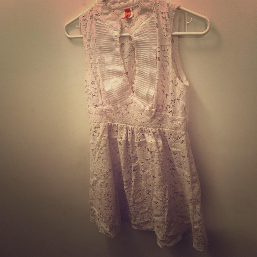 PEPPER Sleeveless LACE TUNIC PLEATED SATIN COLLAR
