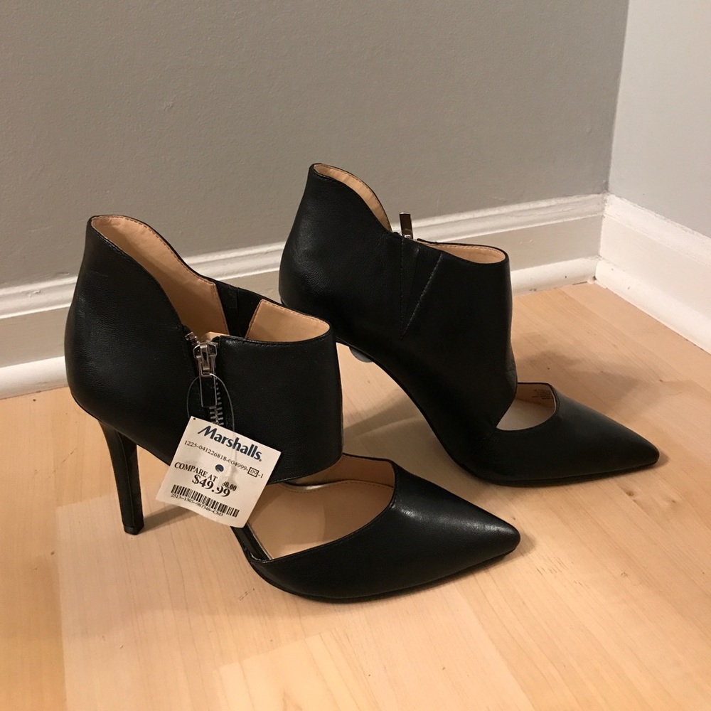 NWT Black pumps
