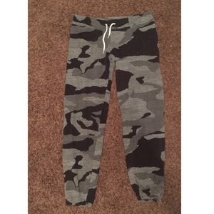 Monrow camo sweatpants