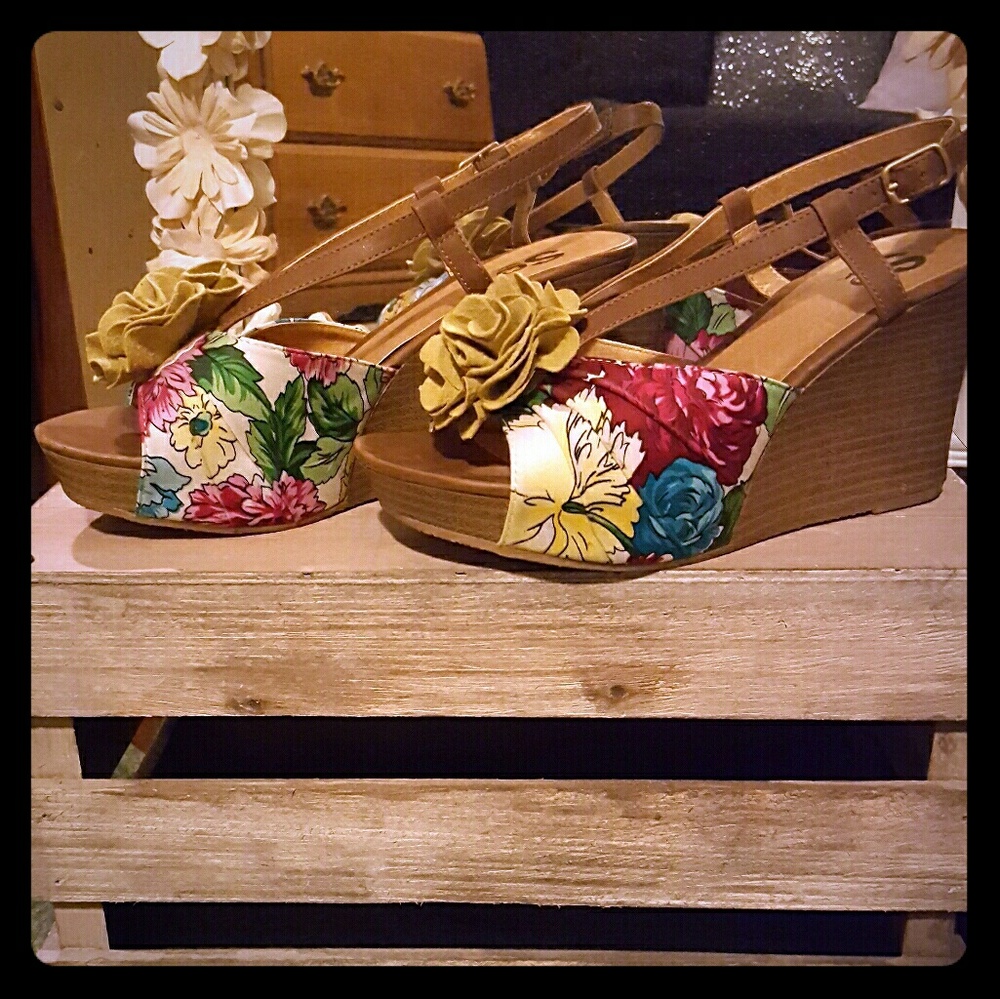 SO Floral Wedges