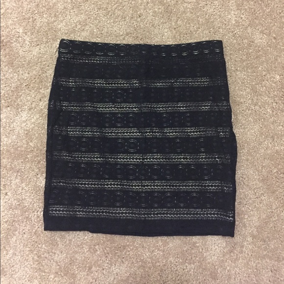 Black lace skirt with cream underlay - Picture 1 of 3