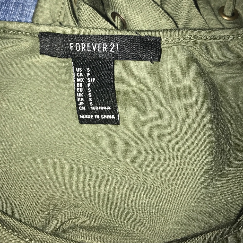 S Green forever21 crop top with cross cross sides - Picture 4 of 4